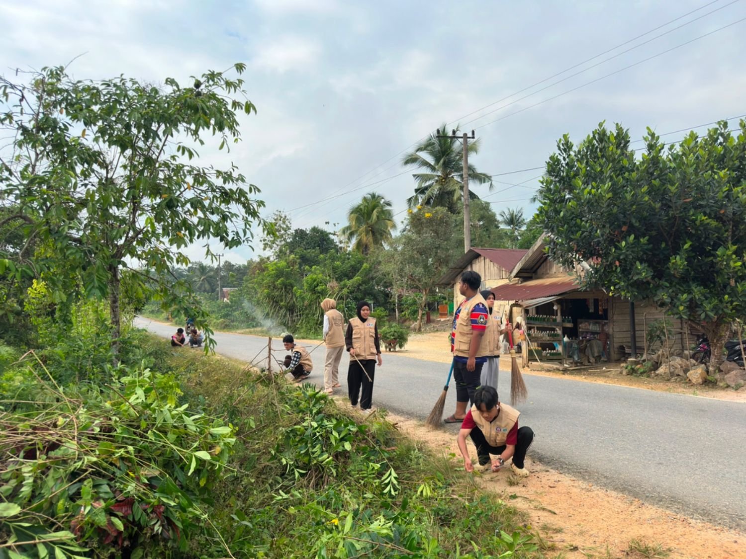 Gotong Royong Membersihkan Dusun 3